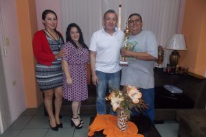 Entrega de Trofeo de Campeonas al equipo femenino de Indor de la Registraduría